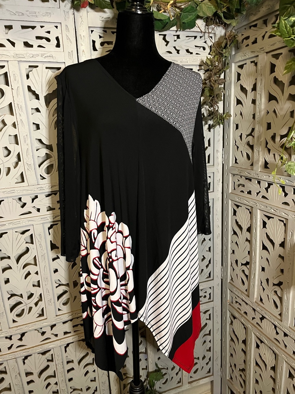 CHICO’S CRAFTY BLACK RED & WHITE COLOR PATTERN BLOCKS ASYMMETRICAL HEM TUNIC TOP